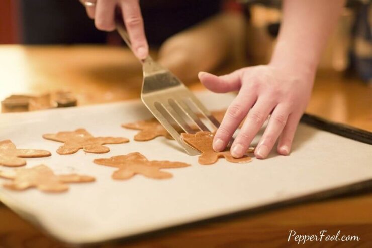 KitchenVIA Cookie Spatula (Mini) Non-Stick, Heat-Resistant Handle, Metal Finish | Small, Ergonomic | Pizza, Pastries, Pancakes | Beveled Edge, Slotted
